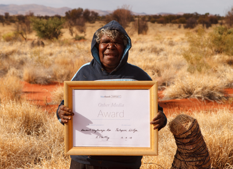 rsz ilawanti ungkutjuru ken with her bluethumb other media award, image by christiane keller